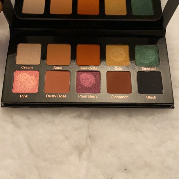 Violet Voss Essentials Palette - Picture 2 of 3